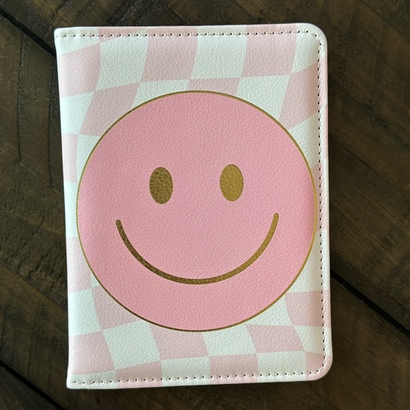 NWOT Retro Smiley Passport & Luggage Tag Set - Picture 3 of 5